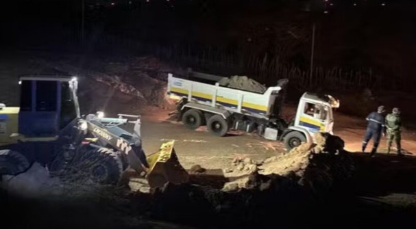 A Polícia Militar Ambiental flagrou uma extração irregular de areia dentro da Área de Proteção Ambiental (APA) Dunas do Rosado, localizada na comunidade de Ponta do Mel.