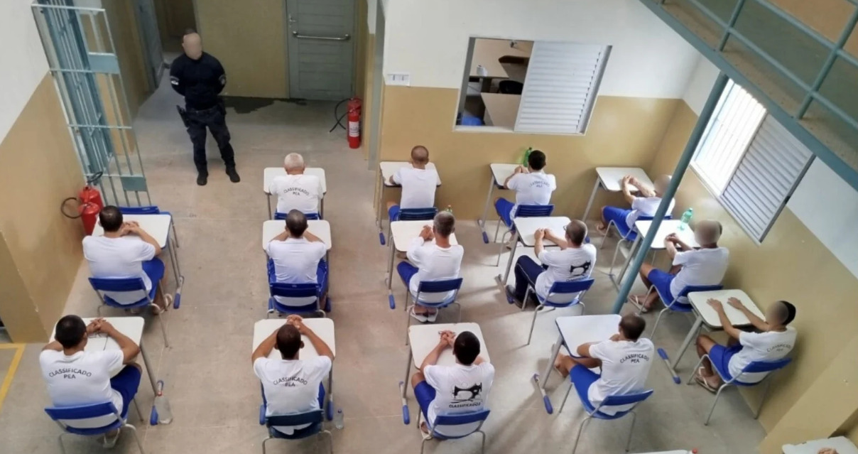 Uma mudança implementada em 2025 ampliou ainda mais o alcance do exame dentro do sistema prisional: a possibilidade de conclusão do ensino médio por meio do Enem PPL, conforme portaria publicada pelo MEC em maio do ano passado.