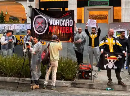 Entre as frases mais repetidas estavam: “Ei, Vorcaro, cadê a delação?” e “Basta, fora Vorcaro”, em referência a Daniel Vorcaro, controlador do Banco Master.
