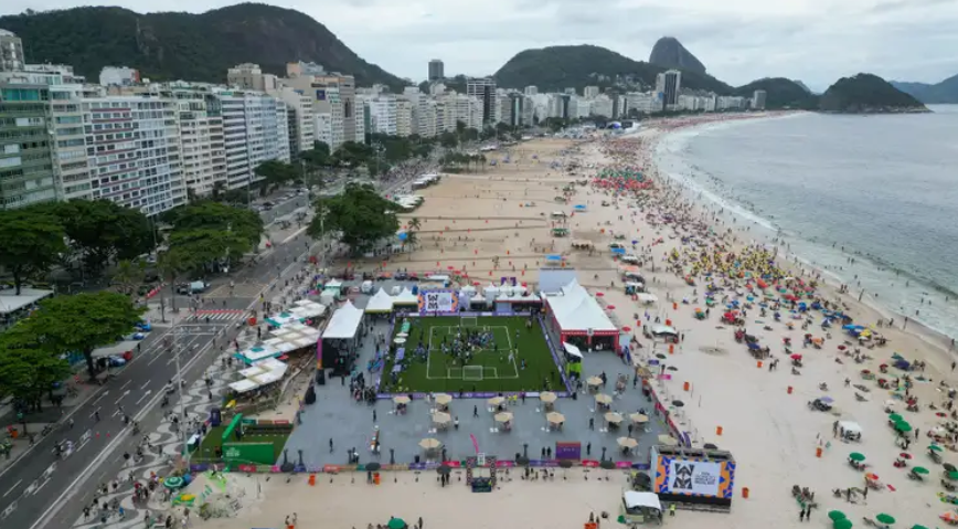 Uma partida amistosa com lendas da Fifa fez parte das atividades de lançamento da marca da Copa Feminina 2027 neste domingo (25),na praia de Copacabana - Wagner Meier - FIFA
