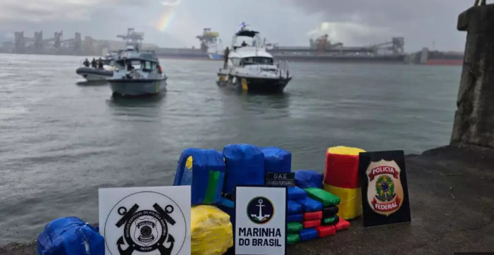 A droga é acondicionada em compartimentos adaptados na parte submersa do navio, muitas vezes fixada com ímãs ou estruturas metálicas que só podem ser acessadas por mergulhadores treinados.