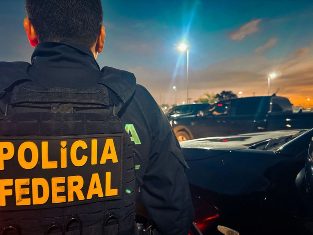 A investigação aponta que os contratos sob suspeita envolvem insumos essenciais para funcionamento de unidades públicas de saúde, o que eleva a gravidade do caso. Recursos que deveriam garantir abastecimento hospitalar e atendimento à população podem ter sido desviados ou mal aplicados.