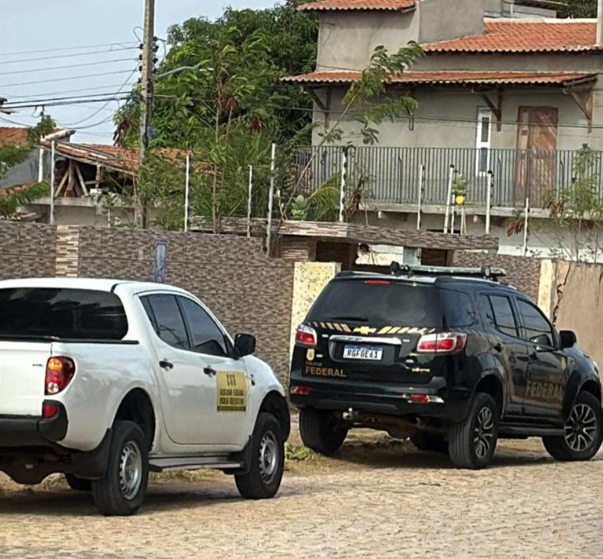 A PF confirmou o cumprimento de dezenas de mandados em cidades potiguares. Com o novo desdobramento, o foco das diligências se concentra também na coleta de provas em endereços estratégicos ligados aos investigados.