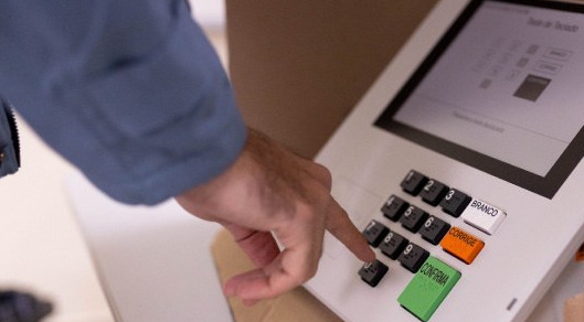 A Corte eleitoral determinou que óculos inteligentes e outros dispositivos tecnológicos vestíveis não poderão ser utilizados dentro da cabine de votação.