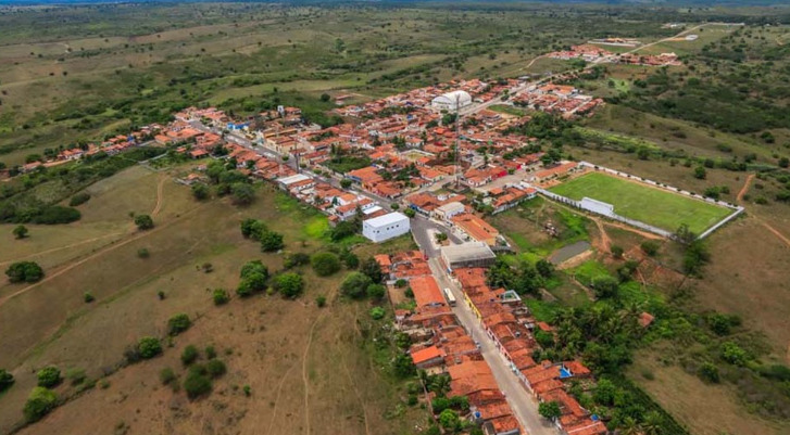 No momento em que os agentes cumpriam mandado judicial na residência do prefeito de Ielmo Marinho, Fernando Batista Damasceno, o gestor foi flagrado arremessando para fora de casa maços de dinheiro e um aparelho celular, em uma tentativa desesperada de ocultar provas da investigação.
