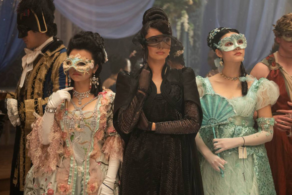 O primeiro grande momento visual da temporada acontece no baile de máscaras — uma sequência pensada como se tivesse saído diretamente de um livro de contos de fadas.