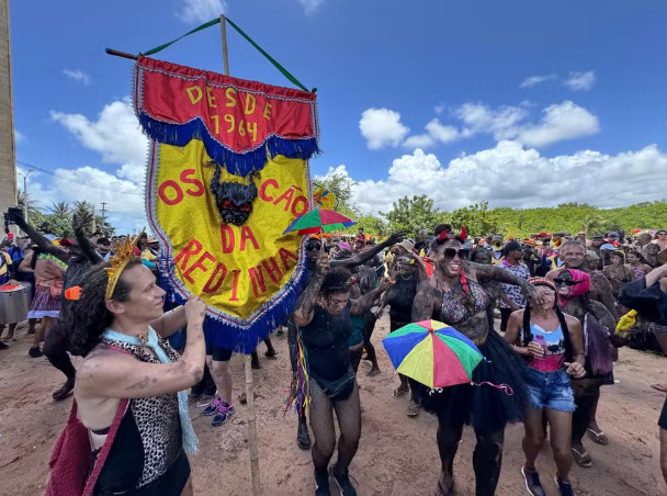 O bloco nasceu de forma espontânea em 1964, na Redinha. Um grupo de amigos cobertos de lama do manguezal chamou atenção dos moradores, que gritavam: “Lá vai os cão”.