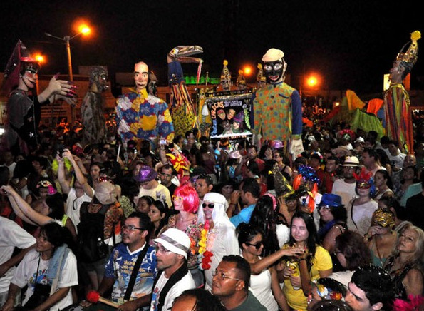 Criado a partir de uma ideia do jornalista e cartunista Edmar Viana, o bloco saiu pela primeira vez no sábado de carnaval de 2005, levando para as ruas do bairro de Ponta Negra bonecos gigantes que se tornaram sua marca registrada.