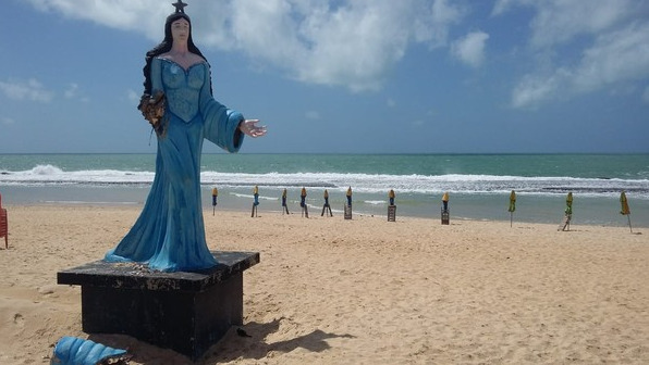 Mais do que uma celebração religiosa, a data se transformou em um marco cultural brasileiro, mobilizando comunidades inteiras em torno de símbolos ligados à proteção, à maternidade e à prosperidade.