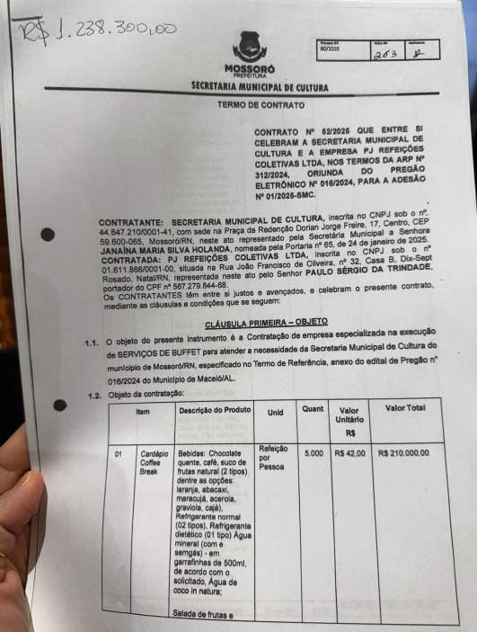 Entre os exemplos citados, o vereador mencionou contratos ligados ao projeto Estação Natal. Segundo ele, um item teria sido adquirido por R$ 640 a unidade, enquanto produto semelhante poderia ser encontrado no mercado por cerca de R$ 87.