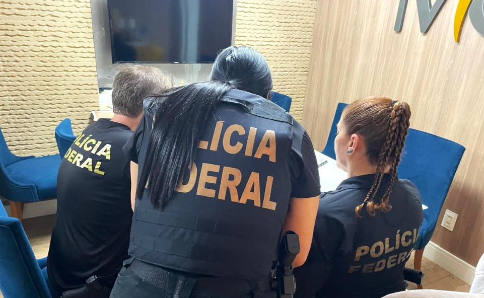 Foram cumpridos mandados de prisão preventiva, busca e apreensão e bloqueio judicial de bens. As ordens partiram da Justiça Federal e alcançaram endereços no Rio Grande do Norte, em São Paulo e no Rio Grande do Sul.
