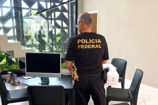 O material será periciado para aprofundar o rastreamento financeiro, identificar outros envolvidos e buscar o ressarcimento de possíveis vítimas.