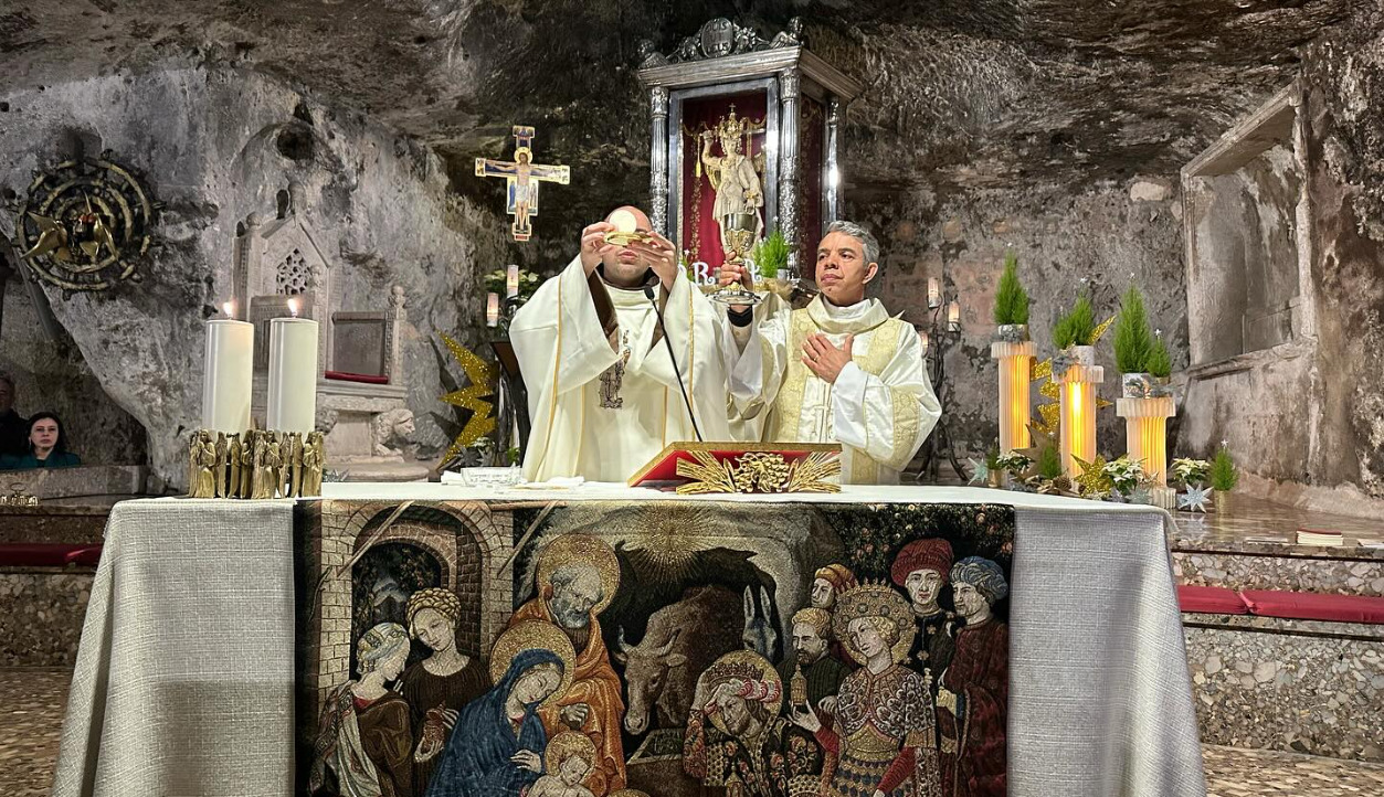 A imagem veio diretamente do Monte Gargano, considerado o mais antigo e simbólico santuário dedicado a São Miguel Arcanjo no mundo.