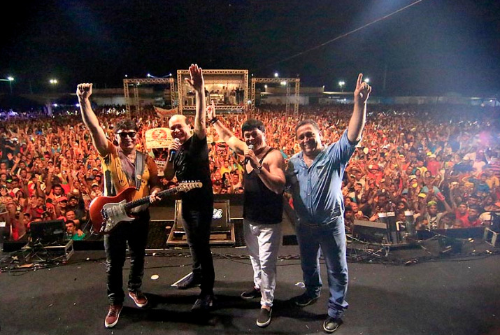 A abertura da prévia acontece às 20h com o Bonde do Gragra, grupo potiguar criado em homenagem à Banda Grafith e que carrega no repertório a identidade musical que marca o Carnaval do Rio Grande do Norte: forró, axé, swingueira e clássicos da folia.
