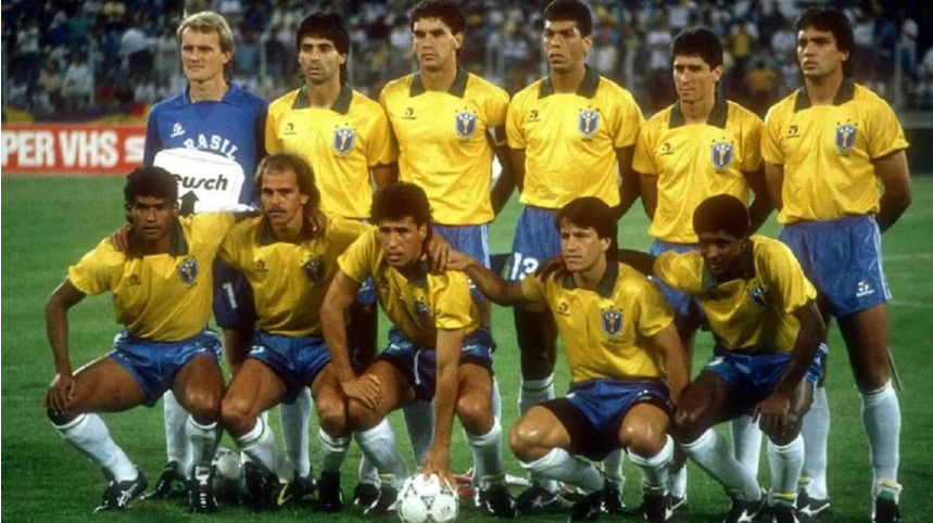 Durante o relato, Marcelinho mencionou que um atleta “com história” no futebol brasileiro, que também teria passado pela Seleção Brasileira, costumava adotar comportamentos reservados em momentos de sauna no clube, despertando curiosidade entre os colegas.