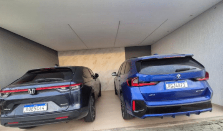 Carros apreendidos na casa de Almir Mariano. Foto: reprodução/Blog do Dina