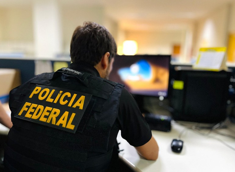 Em Natal, foi cumprido um mandado de busca e apreensão. Durante a diligência, os agentes recolheram um telefone celular e um computador, que serão submetidos à perícia técnica para subsidiar as investigações.