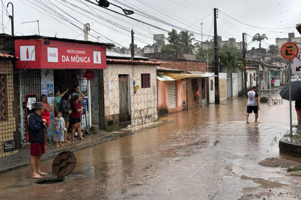 Na mesma rua moradores de algumas casas também enfrentaram alagamentos e a água chegou a invadir imóveis.