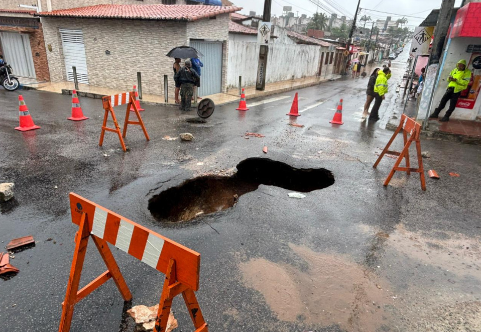 Uma tubulação de drenagem rompeu, danificando a rede de água da Companhia de Águas Esgotos do Rio Grande do Norte.