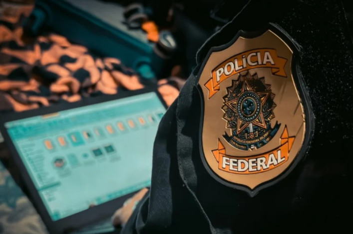 Durante as diligências, os agentes recolheram itens que podem ajudar a esclarecer o caso.