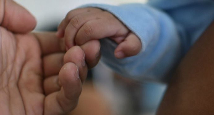 De acordo com a Organização Mundial da Saúde, a gestação na adolescência aumenta o risco de complicações tanto para a mãe quanto para o recém-nascido.