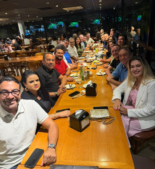 O jantar contou com a participação de prefeitos, vice-prefeitos e presidentes de câmaras municipais de diferentes regiões do estado.
