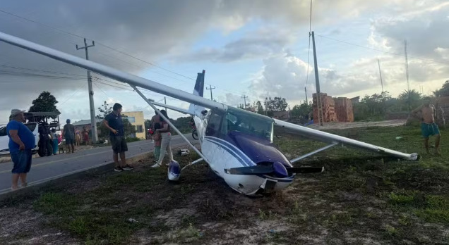 O pouso foi feito em uma pista localizada no bairro Vila Sertãozinho. Ainda não há confirmação sobre o que provocou a situação de emergência.