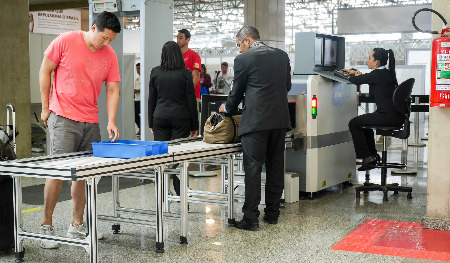 Um homem foi preso em flagrante pela Polícia Federal após tentar embarcar em um voo doméstico usando identidade falsa que imitava o cartão funcional da corporação. Imagem meramente ilustrativa.