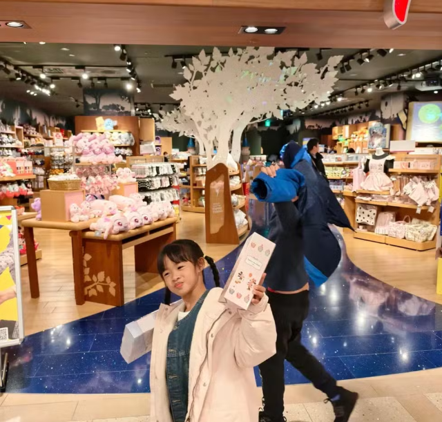 Após o susto no cruzamento famoso, menina chinesa sorri fazendo compras em uma loja de Tóquio. Foto: Reprodução/Instagram