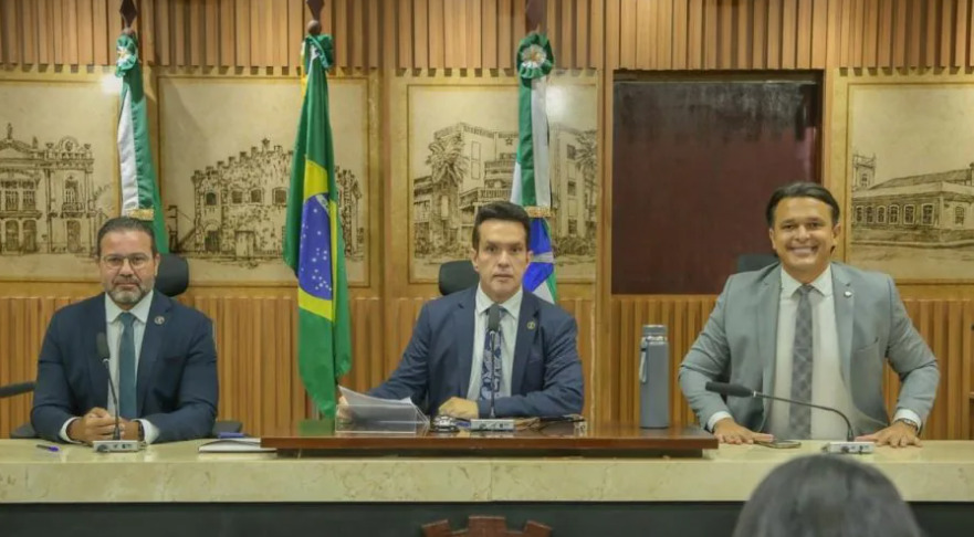A Câmara Municipal de Natal aprovou, nesta quinta-feira (26), o projeto de lei nº 251/2025, que assegura às pessoas trans e travestis o direito de utilizar seus nomes sociais em lápides, jazigos e documentos relacionados ao óbito.