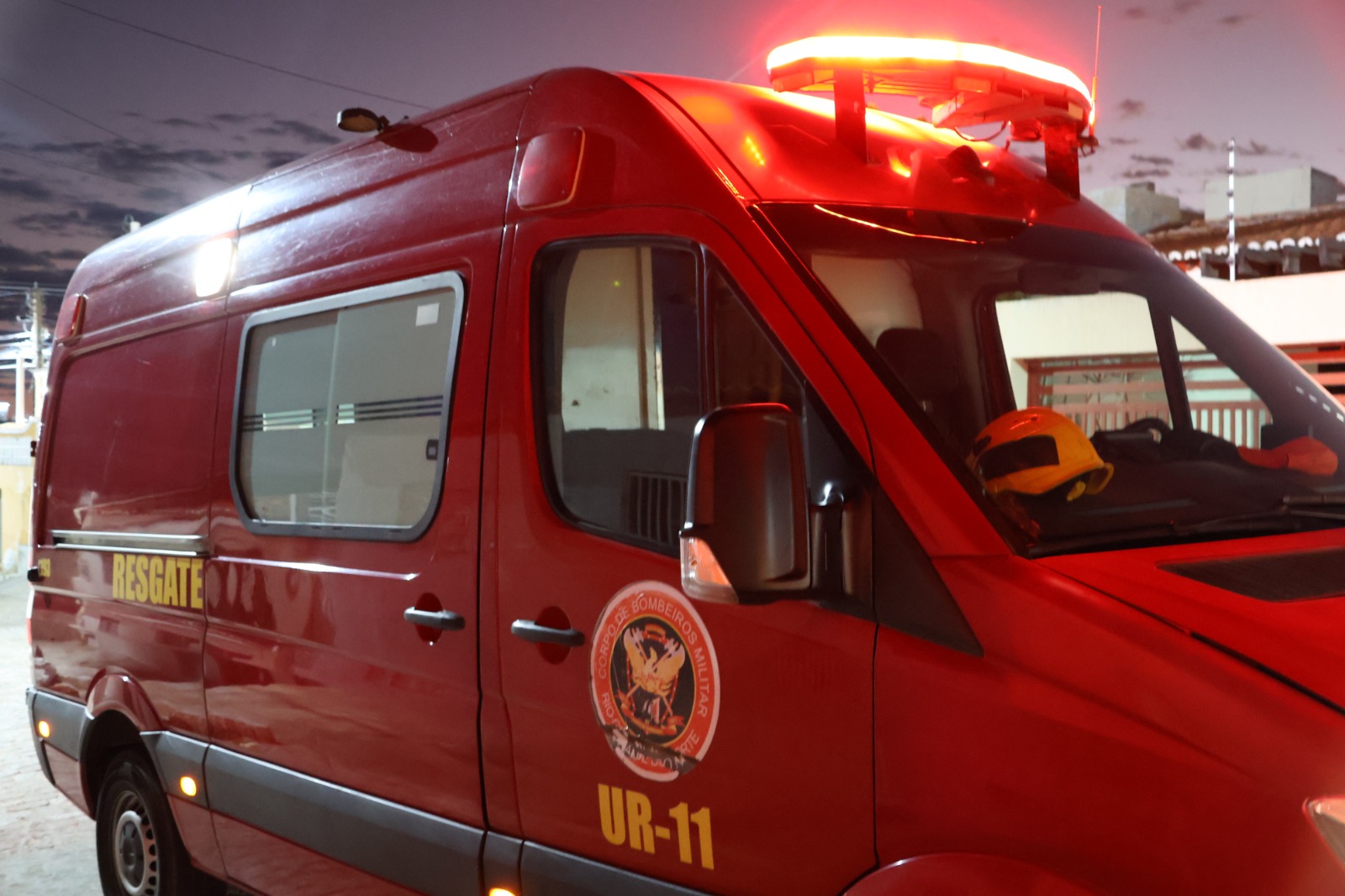  Equipe do Corpo de Bombeiros realizou Atendimento Pré-Hospitalar a motociclista que caiu em cratera. Foto: Divulgação/CBMRN 
