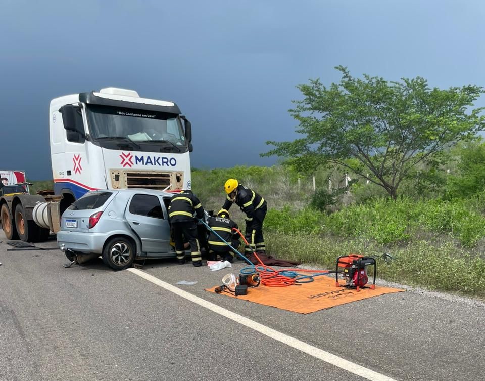 Equipes do Corpo de Bombeiros trabalham na extração de vítimas presas às ferragens após colisão. Foto: Divulgação/CBMRN