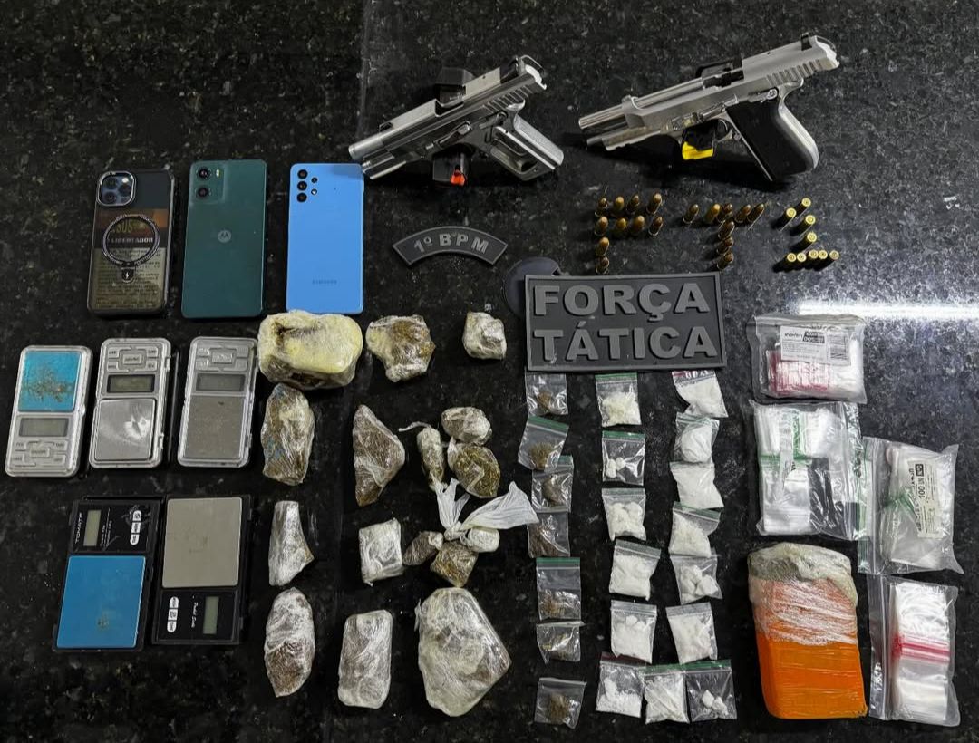 Drogas, armas, moto apreendidos pela PM em Mãe Luiza