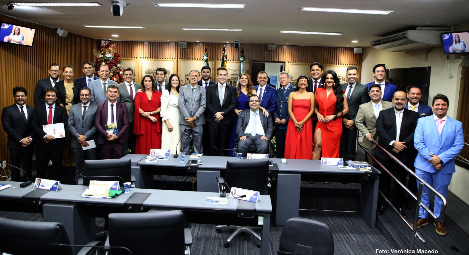 Apesar do argumento de inclusão, a proposta não altera as regras para os próprios parlamentares, que seguem obrigados a cumprir o traje social durante as sessões.
