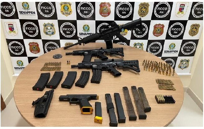 Em desdobramento das diligências, também foram localizados e apreendidos fuzis, pistola, carregadores e munições