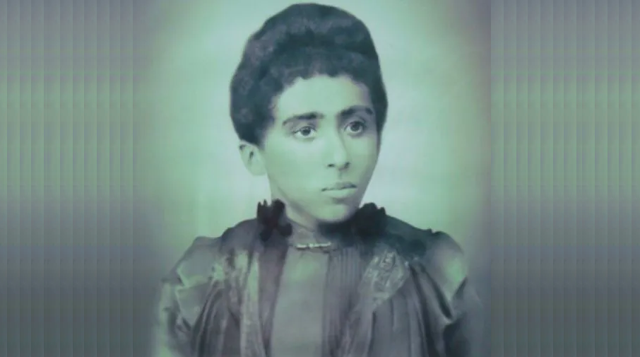 Auta de Souza nasceu no dia 12 de setembro de 1876, em Macaíba. Poetisa, foi pioneira na literatura brasileira, rompendo barreiras de gênero, raça e região no final do século XIX. Mulher negra, nordestina e orfã, publicou a aclamada obra ultrarromântica Horto (1900), com prefácio de Olavo Bilac