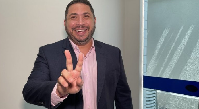 O investigado é Jerônimo Arlindo da Silva Júnior, conhecido como “Júnior do Peixe”, que trabalhou como secretário parlamentar entre outubro de 2020 e março de 2021.