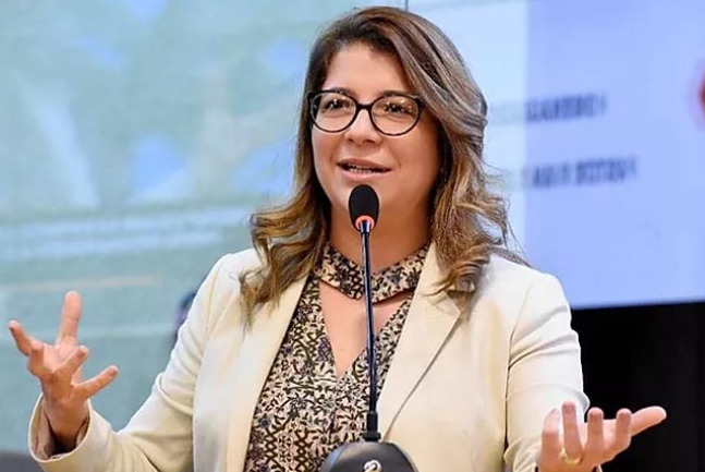 Ao assinar a ficha de filiação, Carla Dickson afirmou que sua atuação parlamentar já vinha sendo construída em alinhamento com a oposição e com o PL desde o início do mandato.