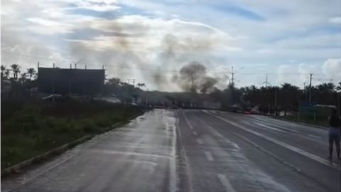 Motoristas relatam que estão impossibilitados de seguir viagem e aguardam uma definição sobre a liberação da via.