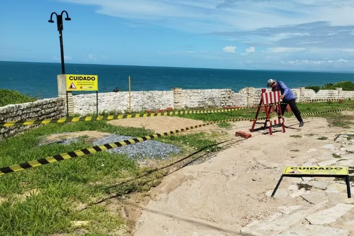 A decisão de isolamento foi tomada nesta quarta-feira (11) pela Defesa Civil municipal após a identificação de riscos para visitantes e moradores que frequentam o local.