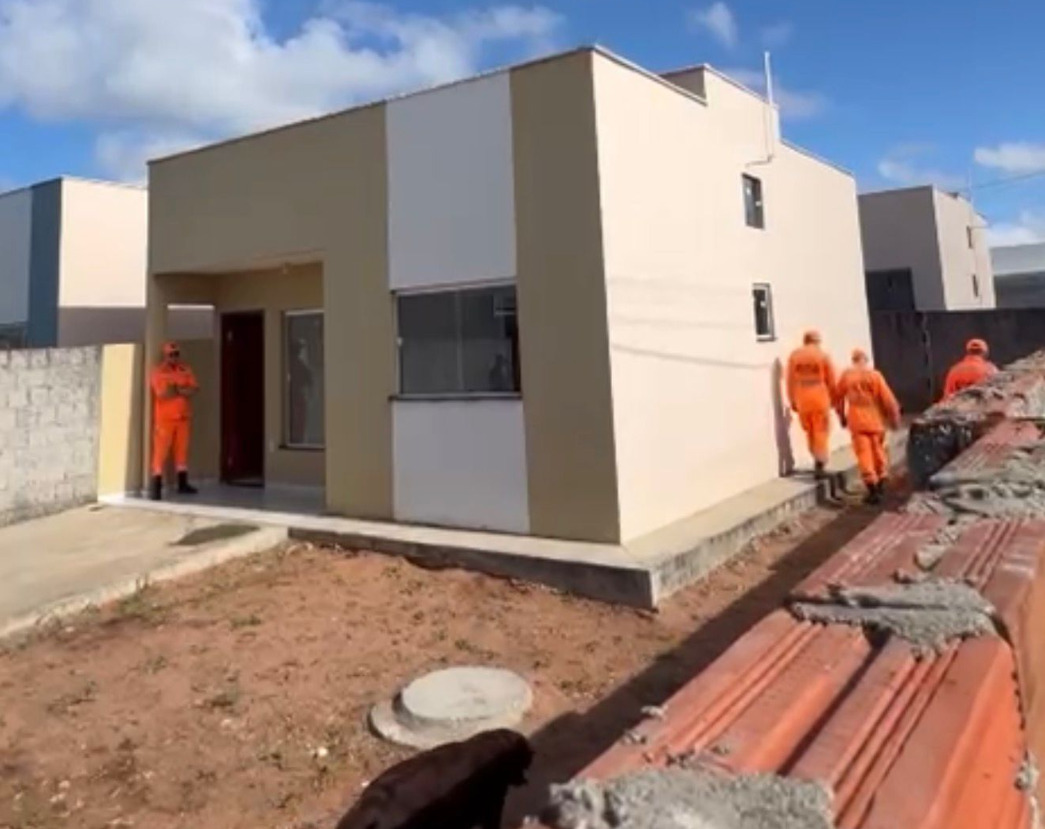 As diligências ocorrem em residências localizadas nos municípios de Extremoz e Ceará-Mirim, locais onde a suspeita teria morado.