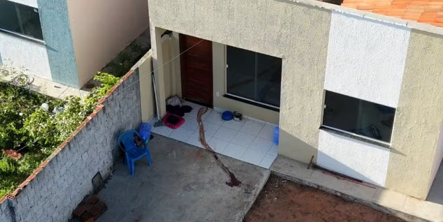 Segundo informações apuradas pela polícia, a suspeita manteve troca de mensagens com familiares enquanto a vítima ainda estava ferida no local.
