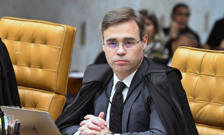 A informação foi apresentada formalmente ao ministro André Mendonça e também reforçada publicamente pelos advogados do empresário, em meio ao avanço das investigações que apuram um esquema de desvios envolvendo aposentados.