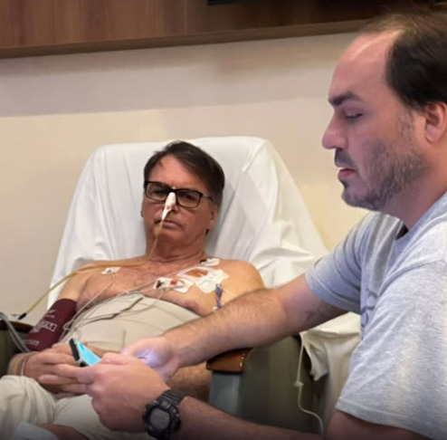 Bolsonaro continua em tratamento contra uma pneumonia bacteriana e apresenta sinais de fragilidade, especialmente relacionados à respiração e à fala.