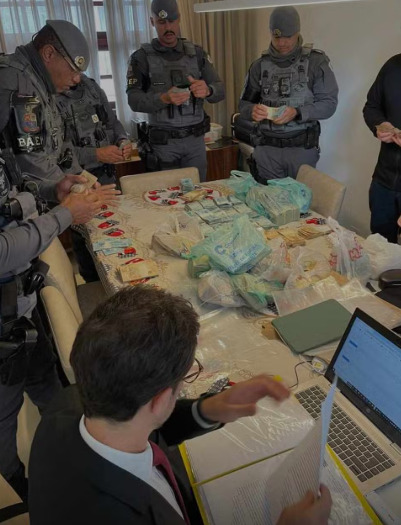 Na ocasião, os agentes encontraram cerca de R$ 1,7 milhão em dinheiro escondidos no sótão da residência do juiz, em Jundiaí, no interior de São Paulo.