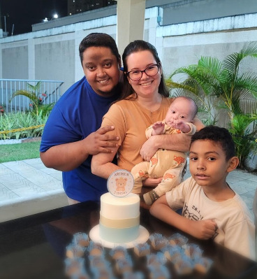 A Síndrome de Down não foi vista como um obstáculo, mas como uma condição que exige atenção, estímulos adequados e acompanhamento contínuo — aspectos que a família se comprometeu a oferecer desde o início.