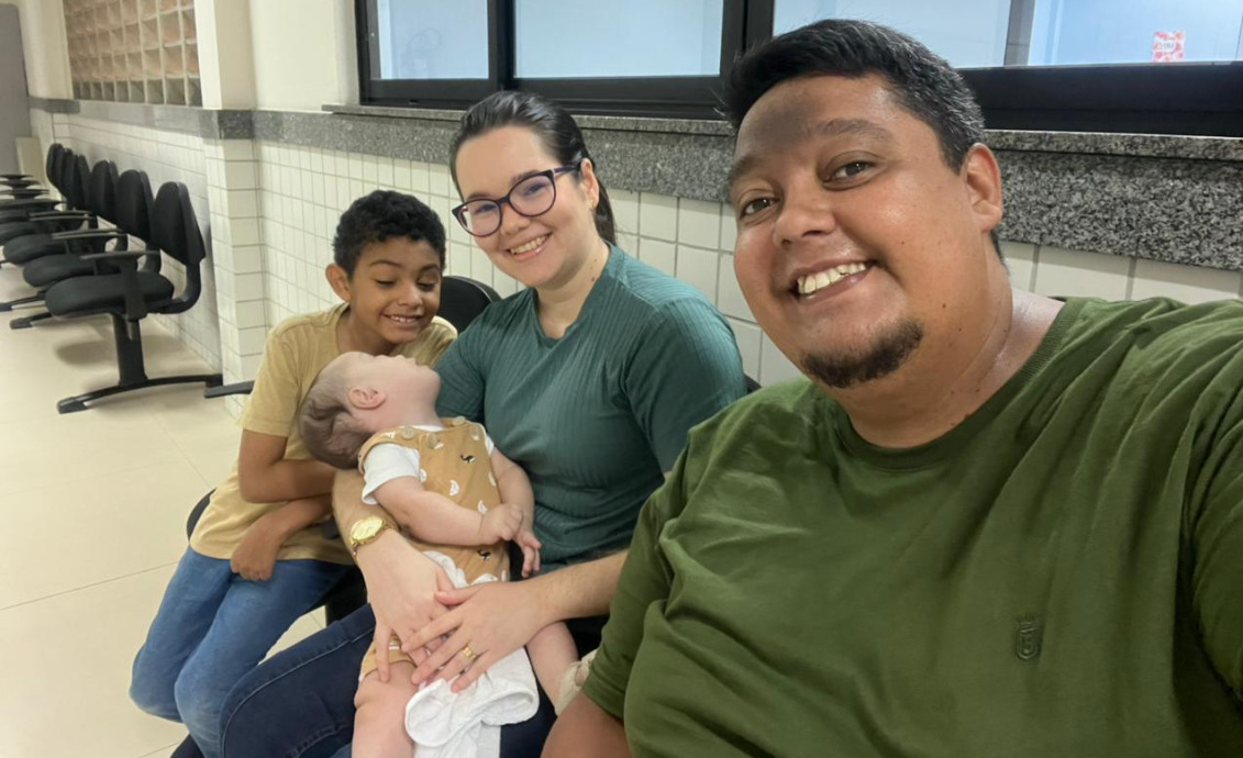 Arthur Garção, um bebê de apenas 8 meses com Síndrome de Down, agora vive com sua nova família em Natal, após um acompanhamento criterioso que assegurou todos os direitos legais e sociais da criança.