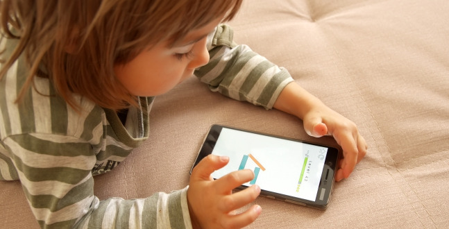 Entre os principais pontos do decreto está a proibição de funcionalidades que incentivam o uso contínuo e potencialmente compulsivo das plataformas por crianças e adolescentes.