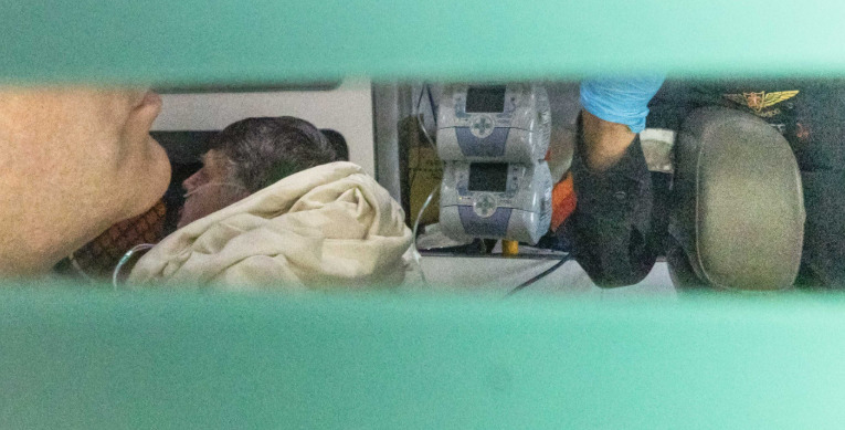 A internação hospitalar é usada como elemento para sustentar a tese de que ele necessitaria de cuidados contínuos que poderiam não ser plenamente atendidos no sistema prisional.