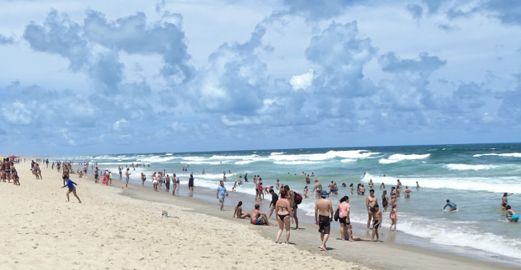 Um achado chocante foi registrado no litoral de Fortaleza no último sábado (21), quando partes de um corpo humano foram localizadas na faixa de areia da Praia da Leste-Oeste.